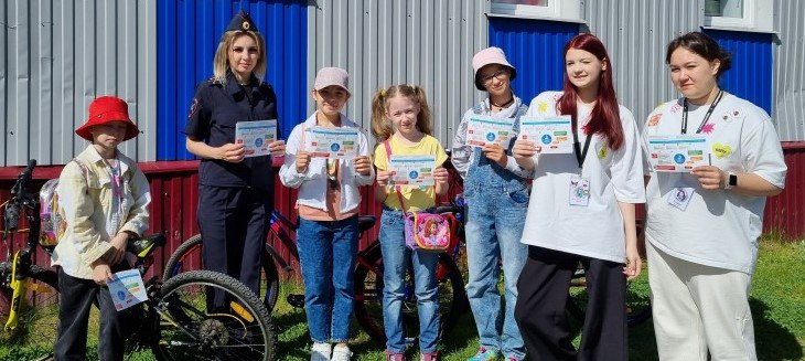 Губкинские автоинспекторы совместно с вожатыми летнего проекта «Дети двора» провели утренние патрули. 