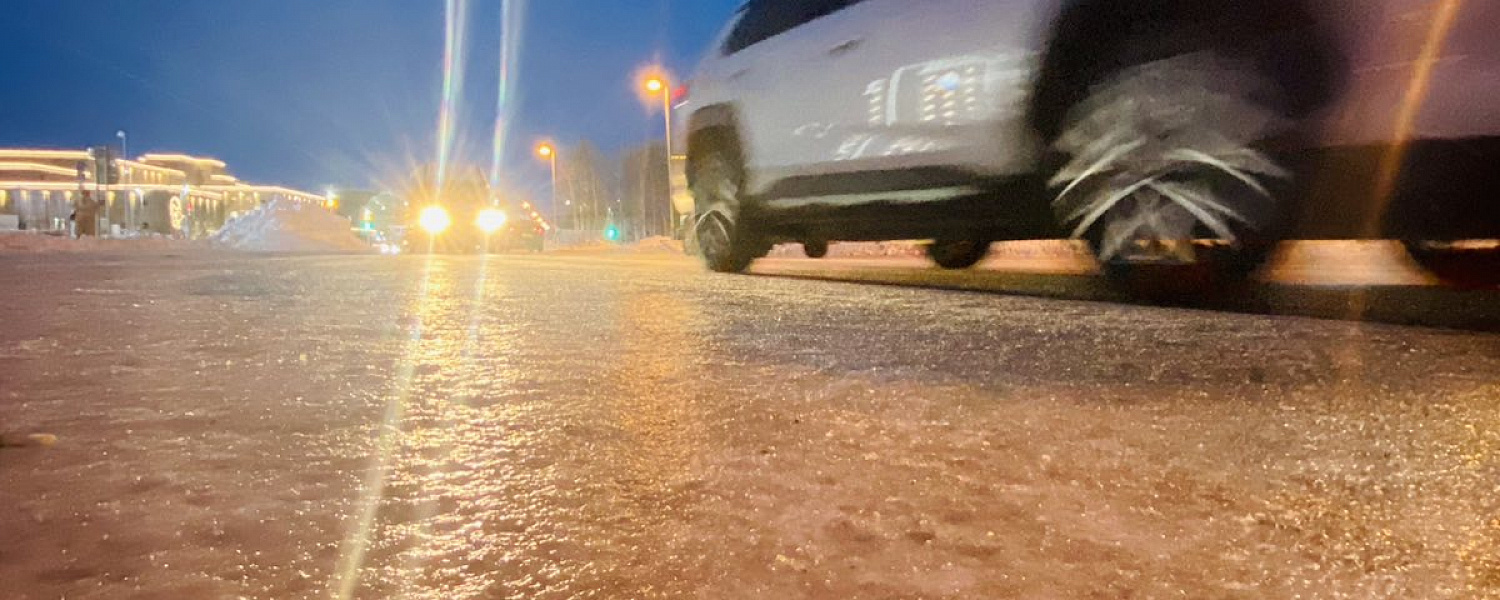 Сегодня в Губкинском приостановили движение городских автобусов, причина - аномальный гололед 