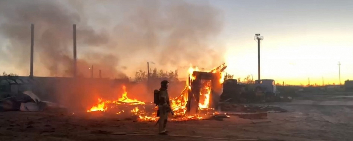 В Губкинском ночью 6 августа горел нежилой вагончик. ЧП случилось на промзоне. 