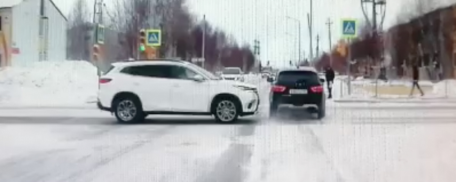 В Губкинском водитель черной Лады ловко объехал нарушительницу. Видео